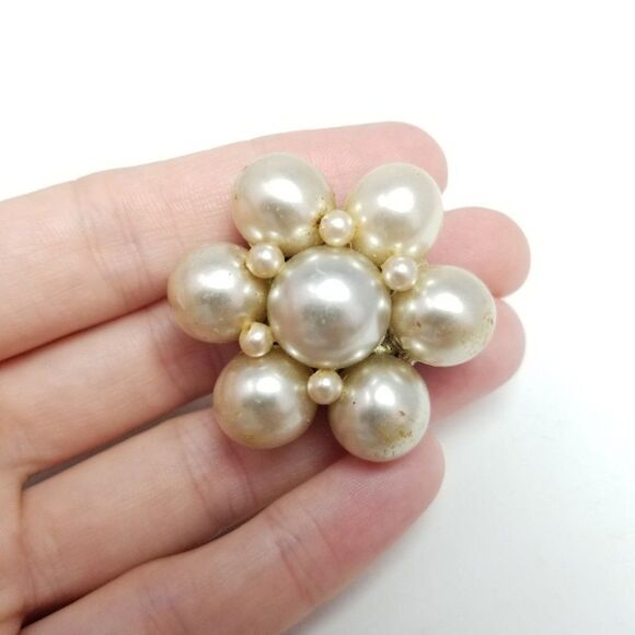 Vintage Faux Pearl Flowe Brooch, Retro Cluster Design, Estate Lapel Pin - Picture 5 of 6